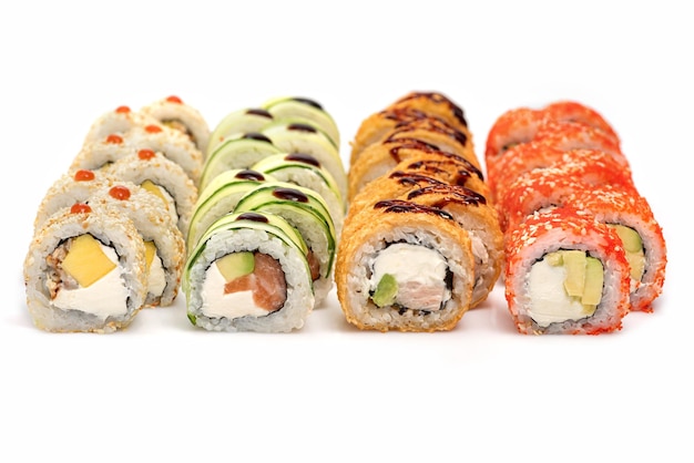 Photo assortiment de rouleaux de sushis japonais sur fond blanc menu de sushis restaurant de cuisine japonaise rouleaux de sushis en gros plan focalisation sélective