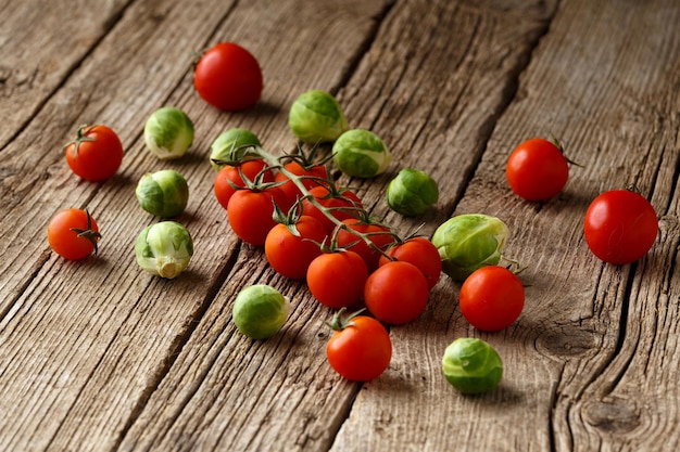 Assortiment sain de légumes sur un fond en bois noir