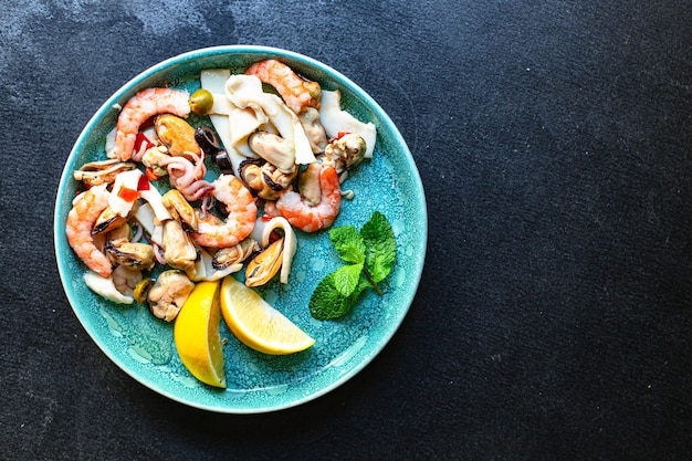 Assortiment de salade de fruits de mer sur une assiette bleue