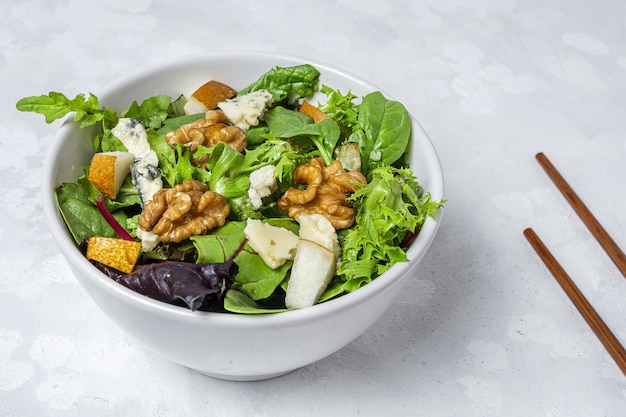 Assortiment de salade de laitue maison avec fromage bleu, noix et poire