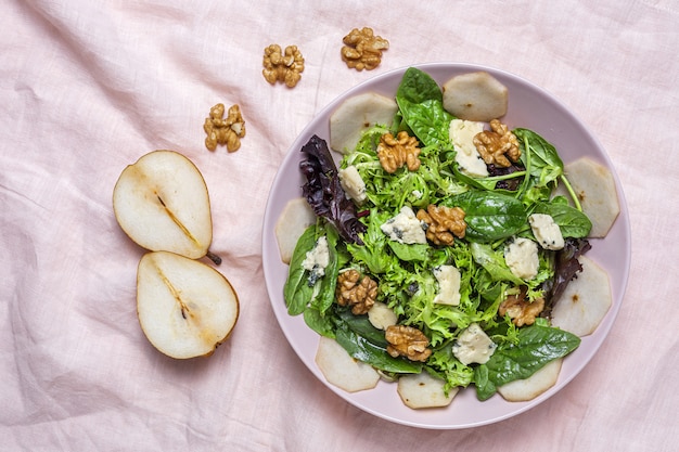 Assortiment de salade de laitue maison avec fromage bleu, noix et poire