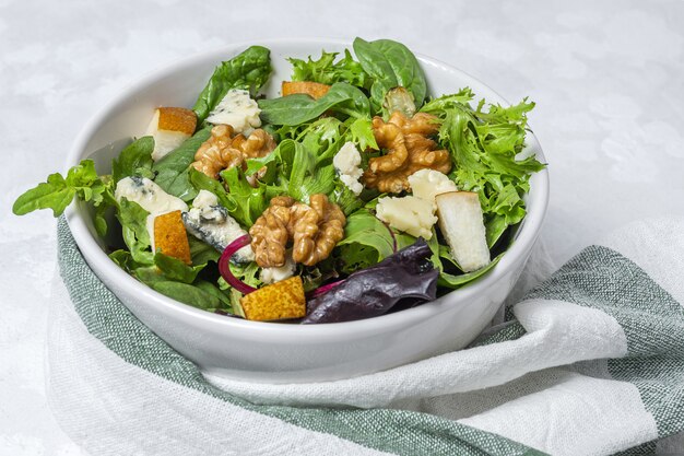 Assortiment de salade de laitue maison avec fromage bleu, noix et poire