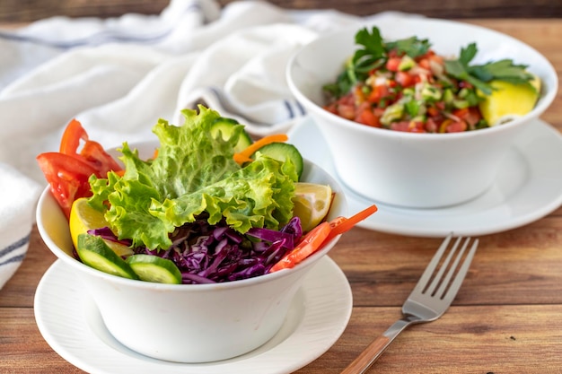 Assortiment de salades sur plancher de bois Salades faites avec des légumes de près