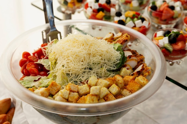 Un assortiment de salades sur la table du buffet. Restauration pour réunions d'affaires, événements et célébrations.