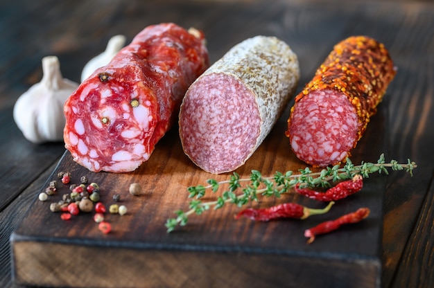 Assortiment de salami sur la planche de bois