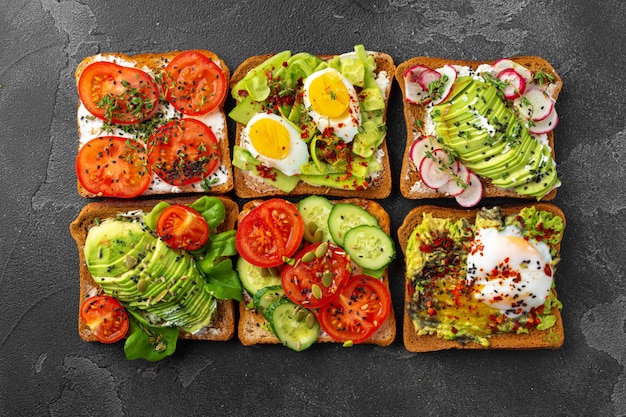 Assortiment de sandwichs végétaliens à l'avocat et aux tomates