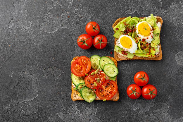 Assortiment de sandwichs végétaliens à l'avocat et aux tomates