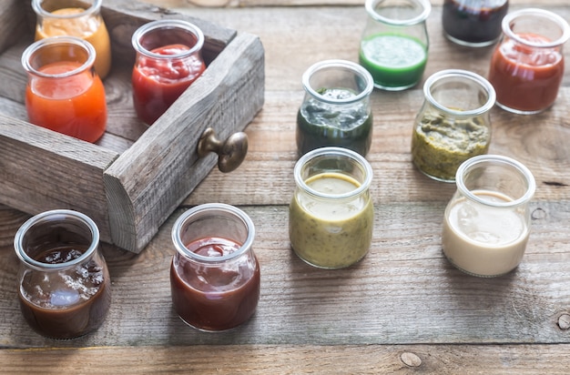 Assortiment de sauces dans les bocaux en verre