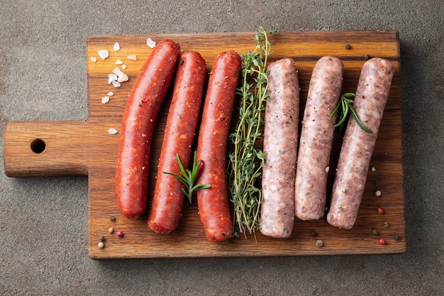 Assortiment de saucisses crues fraîches.