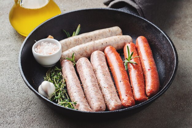 Assortiment de saucisses crues fraîches.