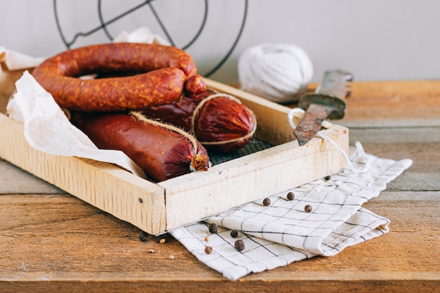 Assortiment de saucisses fumées, apéritif sur bois