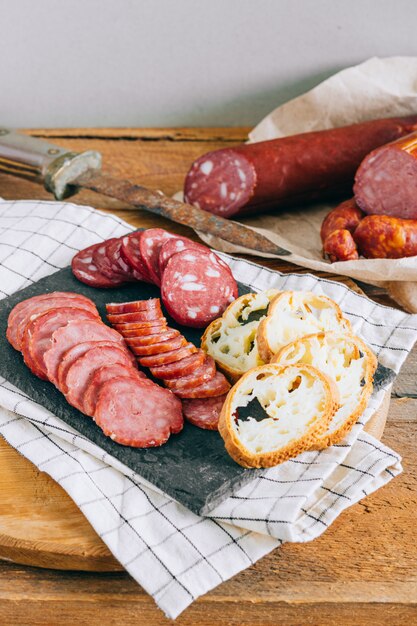 Assortiment de saucisses fumées, apéritif sur bois