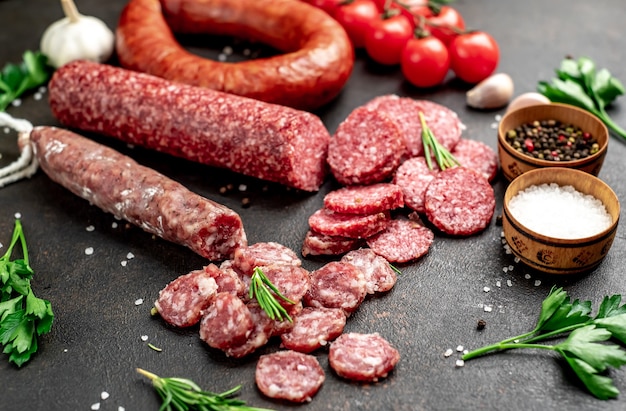 Assortiment de saucisses fumées et saucisses avec de la moisissure sur une table en pierre