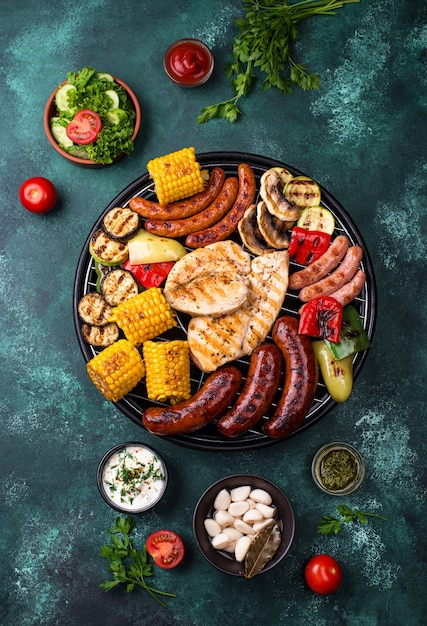 Assortiment de saucisses grillées, viande et légumes. Concept de barbecue pique-nique