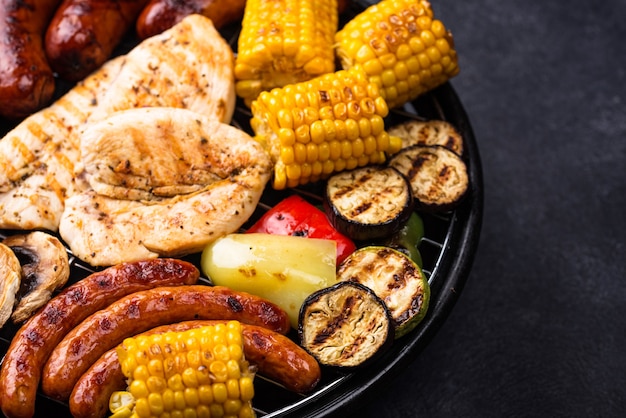 Assortiment de saucisses grillées, viande et légumes. Concept de barbecue pique-nique