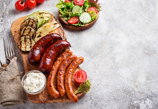 Assortiment de saucisses et de légumes grillés