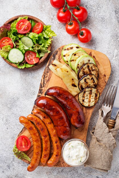 Assortiment de saucisses et de légumes grillés