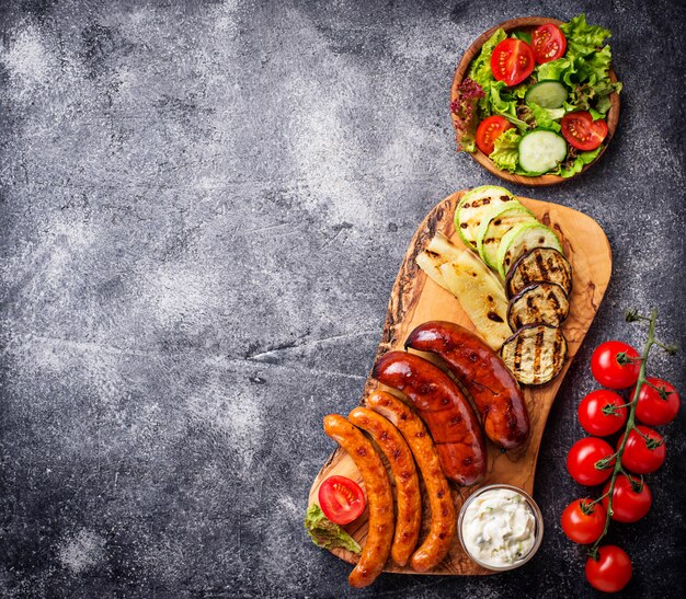 Assortiment de saucisses et de légumes grillés