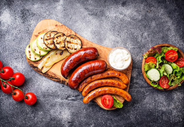 Assortiment de saucisses et de légumes grillés