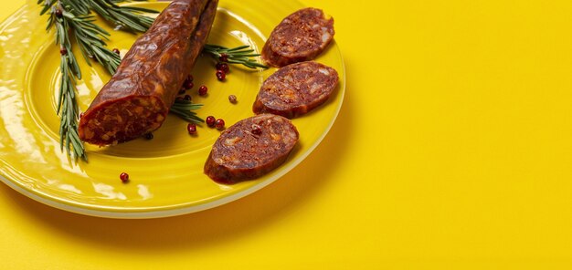 Assortiment de saucisses maison espagnoles typiques avec un fond coloré. Chorizo Ibérique et Saucisson