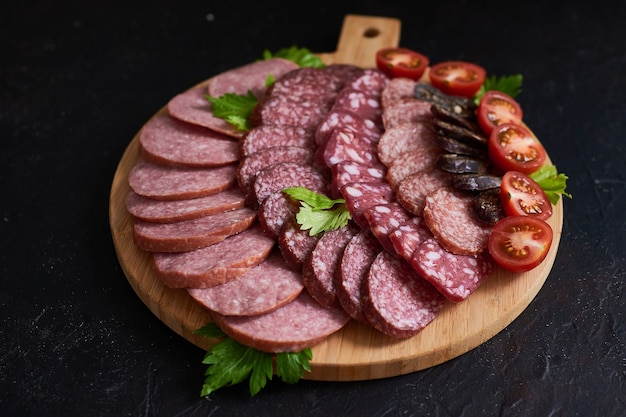 Assortiment de saucisses tranchées de différentes saveurs