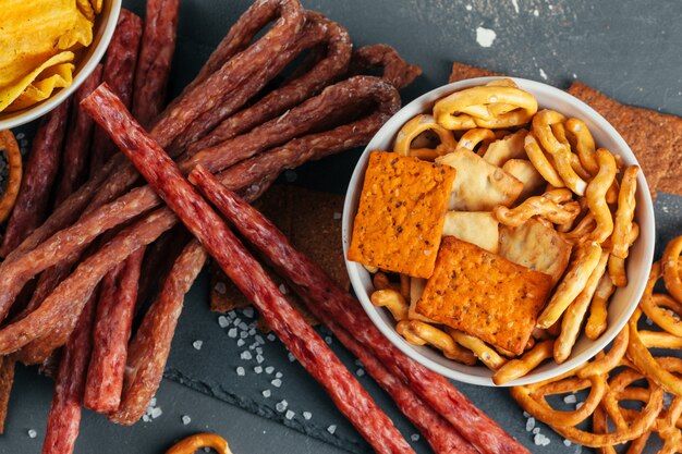 Assortiment de snacks à la bière se bouchent sur le comptoir