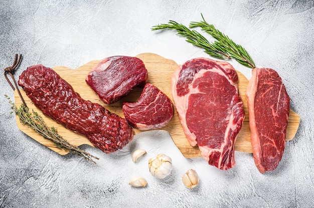 Assortiment de steaks de boeuf cru