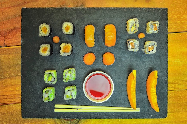 Assortiment de sushis sur ardoise différents sushis mélangés