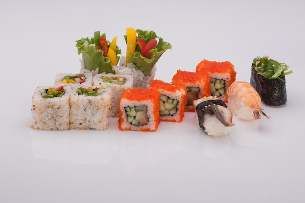 Assortiment de sushis sur fond blanc