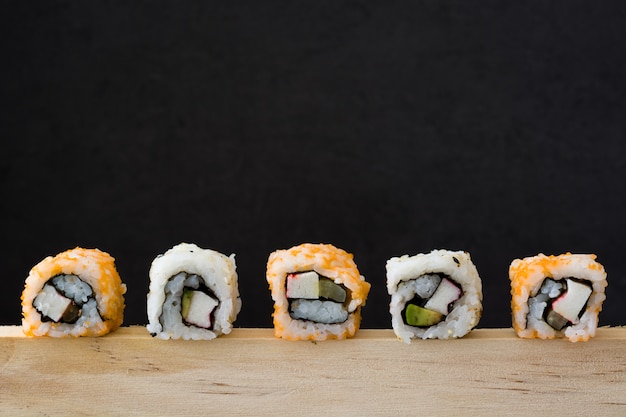 assortiment de sushis sur fond noir