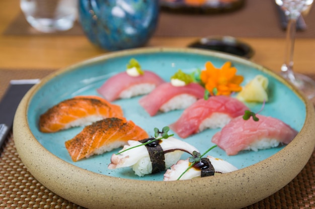 Assortiment de sushis nigiri au thon et au saumon de qualité supérieure sur une assiette joliment décorée