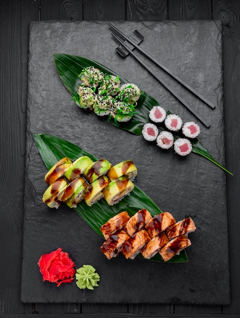 Assortiment de sushis nigiri et maki grand ensemble sur ardoise Une variété de sushis japonais au thon crabe saumon anguille et rouleaux