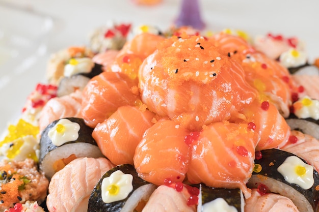Assortiment de sushis nigiri et maki grand ensemble sur ardoise Une variété de sushis japonais avec du thon, du crabe, de l'anguille de saumon et des rouleaux Vue de dessus Image de la mise au point sélective de la nourriture japonaise