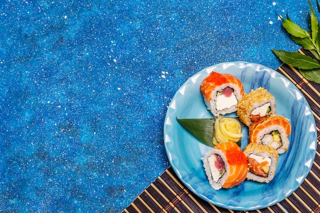 Assortiment de sushis. Rouleau japonais ou coréen avec différents ingrédients frais. Fond nautique