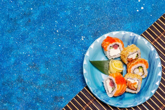 Assortiment de sushis. Rouleau japonais ou coréen avec différents ingrédients frais. Fond nautique