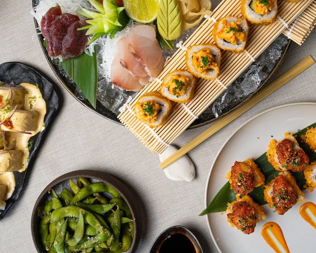 Assortiment de sushis et sashimis japonais sur une table