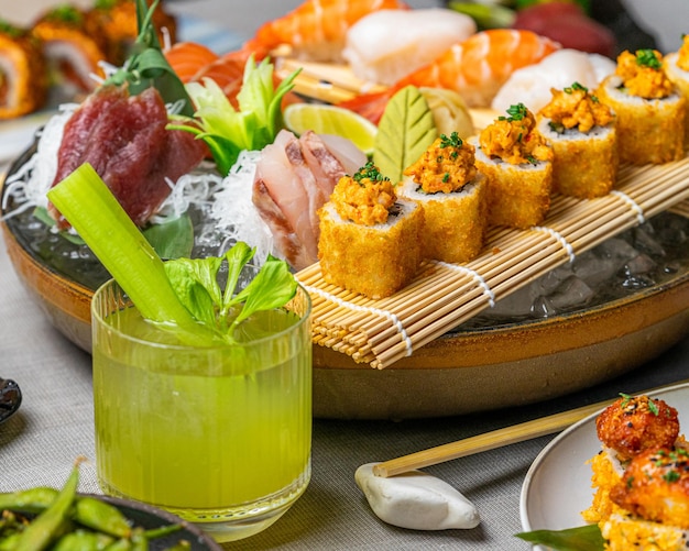 Assortiment de sushis et sashimis japonais sur une table