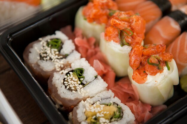 Assortiment de sushis servis dans des boîtes en plastique