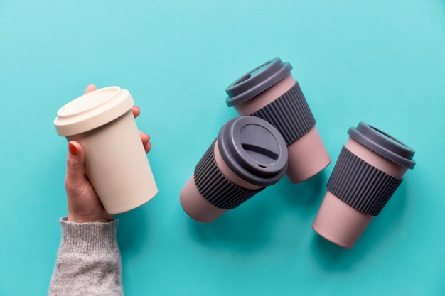 Assortiment de tasses de café ou de thé réutilisables en bambou ou en mag avec un isolant en silicone. Des idées écologiques zéro déchet pour un mode de vie durable à faible impact.