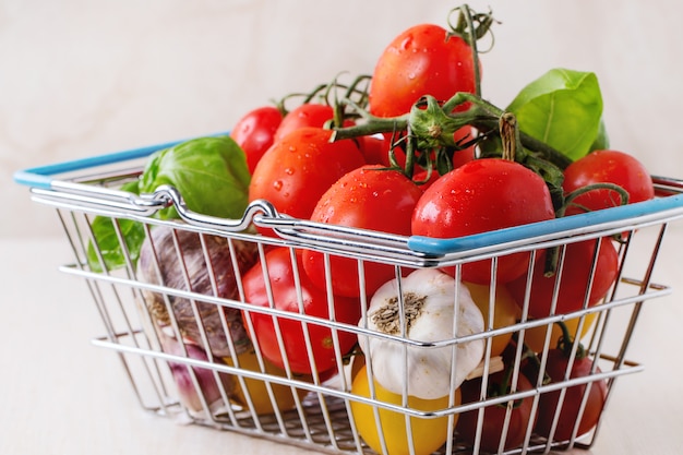 Assortiment de tomates et de légumes