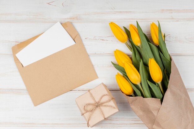 assortiment de tulipes jaunes avec enveloppe de carte