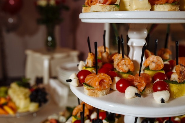 Photo assortiment varié de différentes collations et apéritifs de luxe, concept d'ensemble de banquet de restauration décoré, lors d'une fête