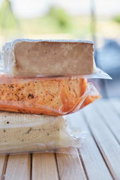 Assortiment végétalien de tofu caillé de haricots sur la table en bois Alternative un produit naturel alimentaire à base de soja