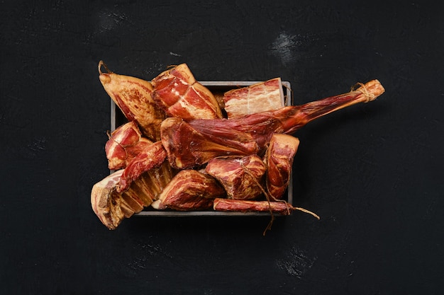 Assortiment de viande d'agneau et de bœuf séchée et fumée à l'air dans une boîte en bois