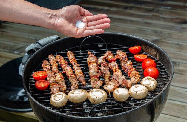 Assortiment de viande de poulet et de légumes variés sur le gril du barbecue cuit