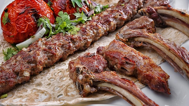 Assortiment de viandes frites sur une assiette aux herbes
