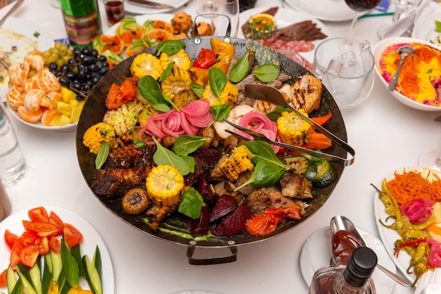 Assortiment de viandes et légumes frits au wok