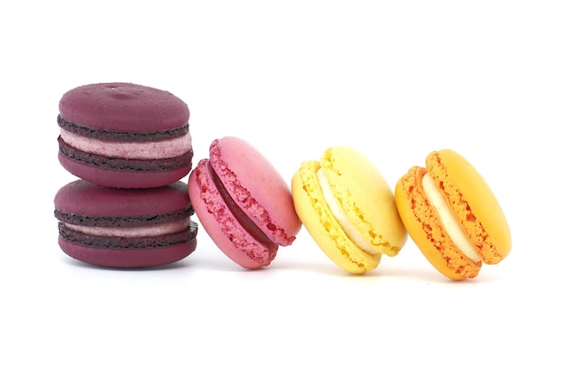 Un assortiment vibrant de macaroons à base de meringue sucrée isolés sur fond blanc