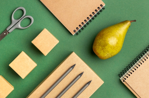 Photo assortiment de vue de dessus avec éléments de papeterie et fruits