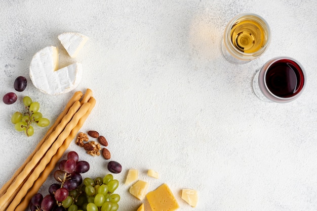 Photo assortiments de fromages et de vins pour dégustation